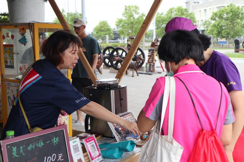 職人展攤介紹自家產品