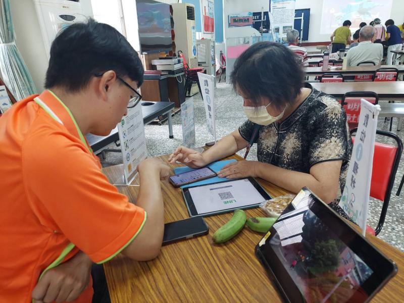 志工指導民眾使用LINE