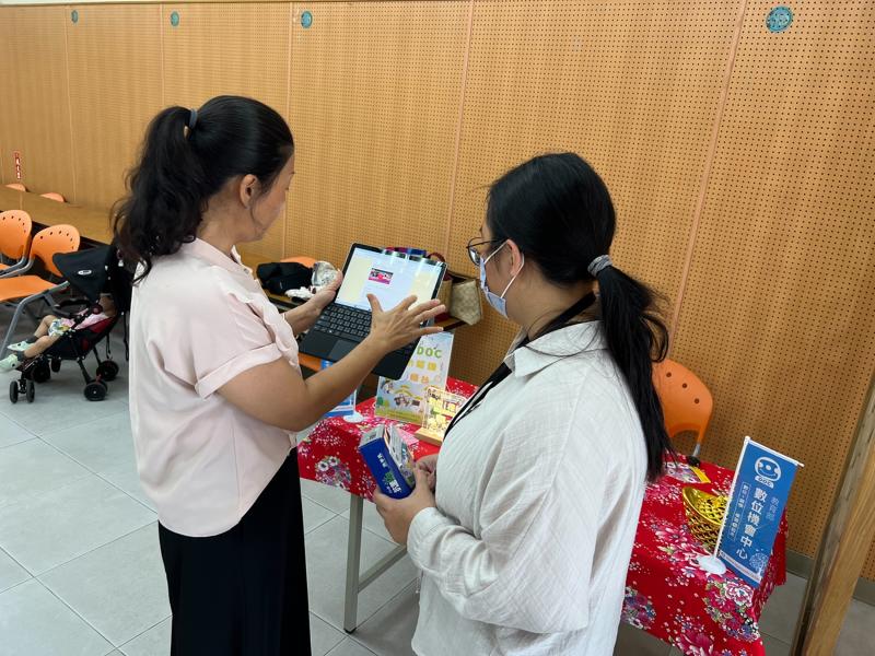 吉安DOC的數位行動i櫃台也在旁提供爸爸、媽媽們數位相關諮詢服務