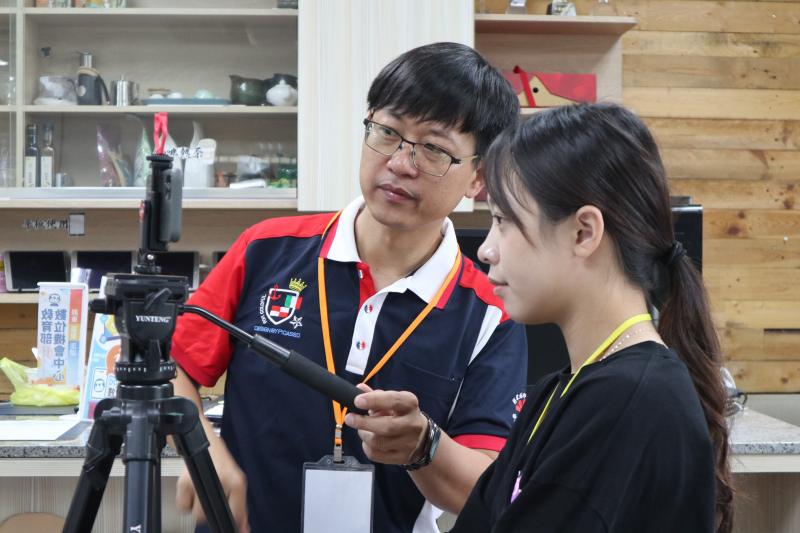 指導東片社區人員拍攝成果畫面