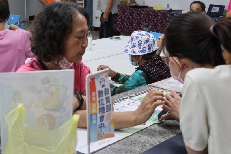現場提供行動諮詢給民眾詢問