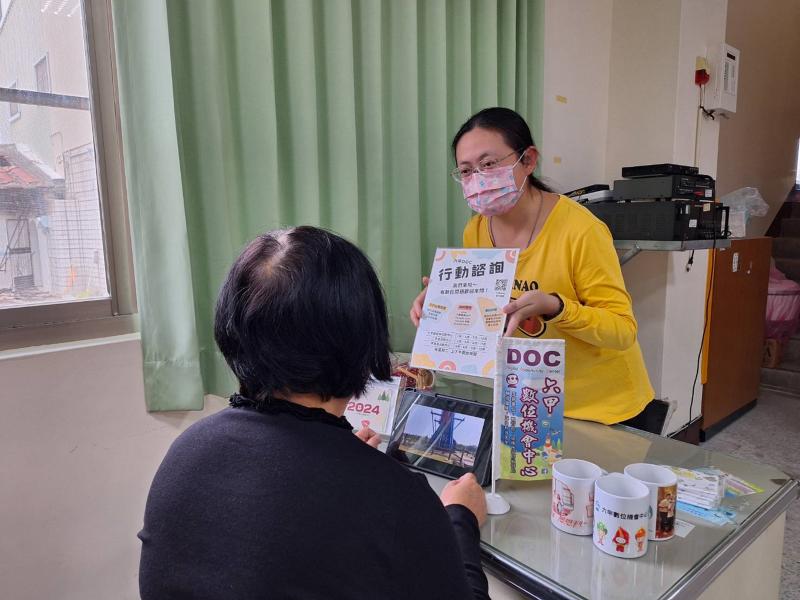 向民眾介紹行動諮詢的活動