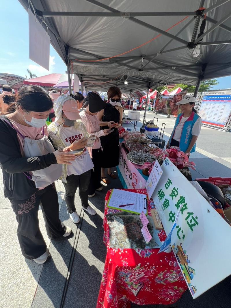 義民祭祈福活動，提供數位行動i櫃檯諮詢服務，打卡送小禮物
