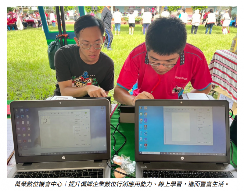 萬榮數位機會中心擺攤推廣DOC雷雕工具，民眾體驗中。