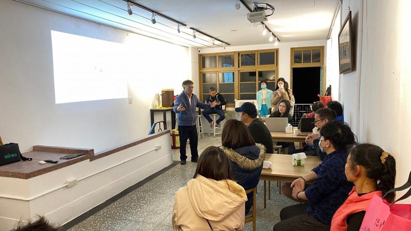 教導民眾現場上網申請註冊台灣雲市集的帳號，教導他們申請雲市集的服務。