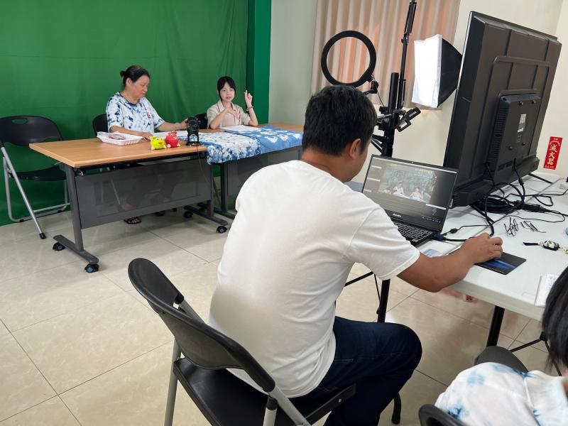 長輩們也來教導小主播藍染的技法，並解說藍染的步驟，並且分享福成藍染的歷史文化