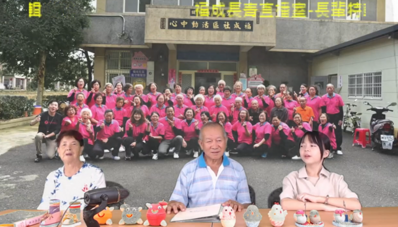 台語小主播以台語訪問長輩的直播畫面呈現，小主播卓芷宜與長輩們都能開心且自然的對談
