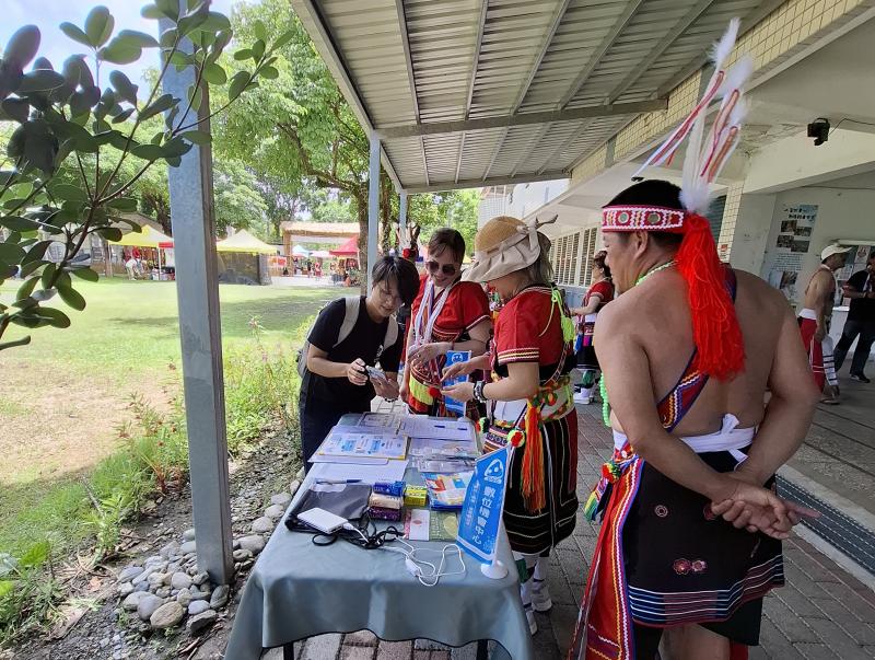 族人好奇的圍過來詢問數位i櫃檯的服務內容