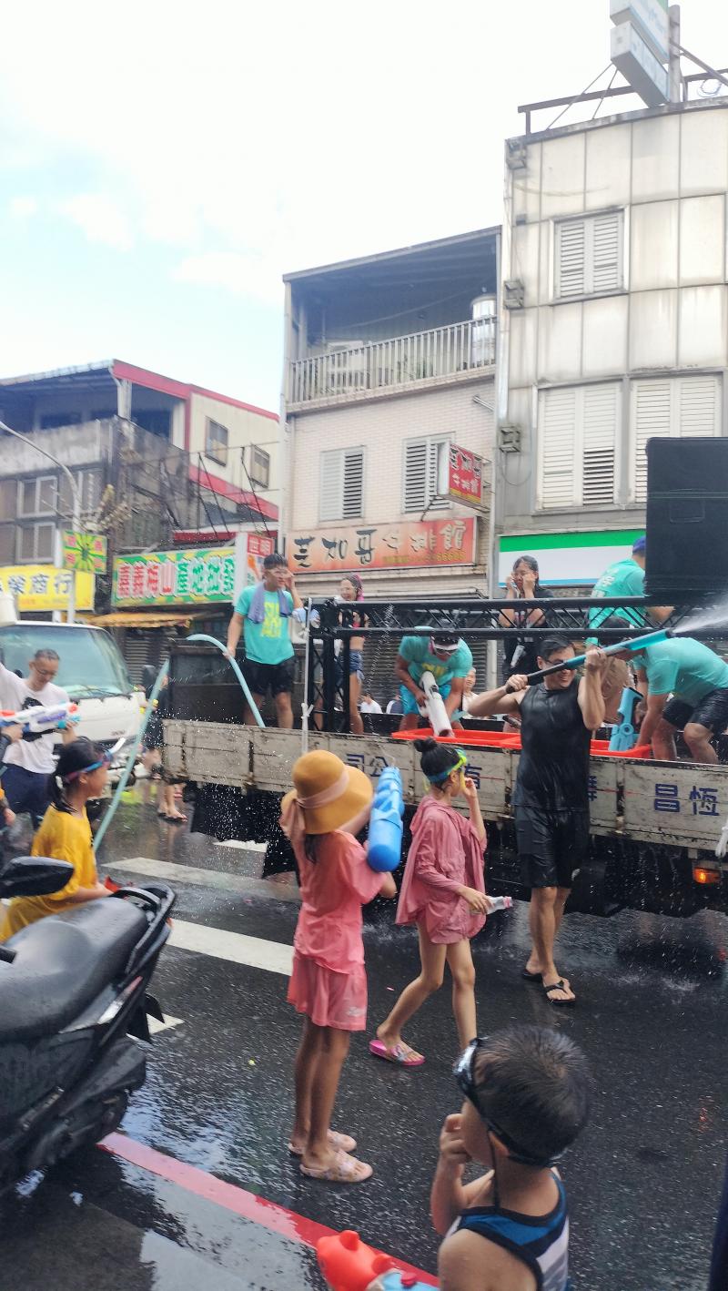 除了潑水，冷泉節還設有各種攤位，提供當地特色美食和手工藝品。遊客可以品嚐到新鮮涼爽的飲品以及各式小吃，這些都讓活動更加豐富多彩。此外，當地的藝術家和手工藝人也會展示他們的作品，讓參加者能夠感受到當地文化的魅力。冷泉節潑水活動不僅是一場娛樂盛