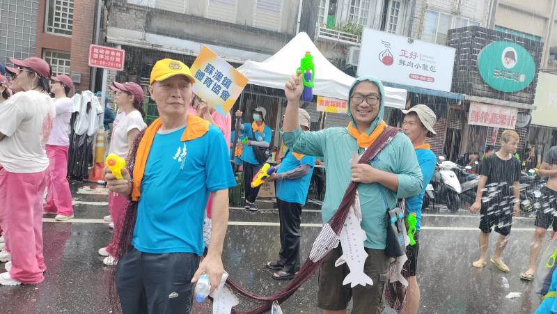 在活動中每一個參加者的笑臉，為這個炎熱的夏季帶來了一絲涼意和無限的回憶。總的來說，冷泉節潑水活動不僅是一個消暑的好去處，更是一個促進社區交流、弘揚文化、倡導環保的盛會。每年都有越來越多的人參加，成為了當地的一個重要文化標誌，讓人們在歡笑聲中