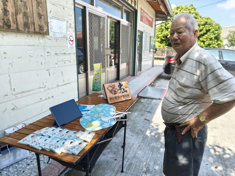 參與行動醫院的伯伯來詢問攤位推廣