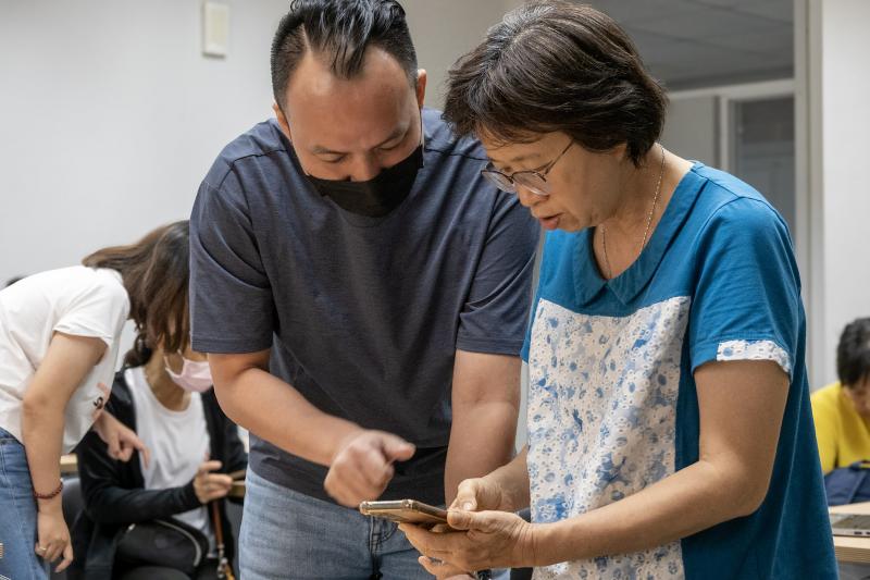 南澳DOC執行秘書進行推廣服務示範，帶領數位幫手一童學習