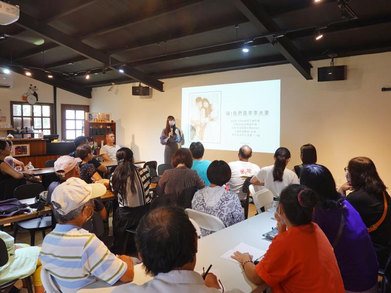 李李夫妻以幽默風趣的口吻，分享他們從素人蛻變為擁有十萬粉絲網紅的心路歷程。