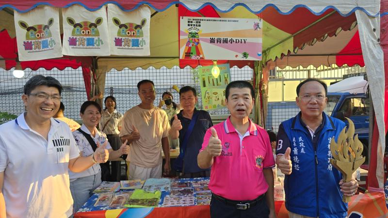 縣府人員餘攤位前為前合影。