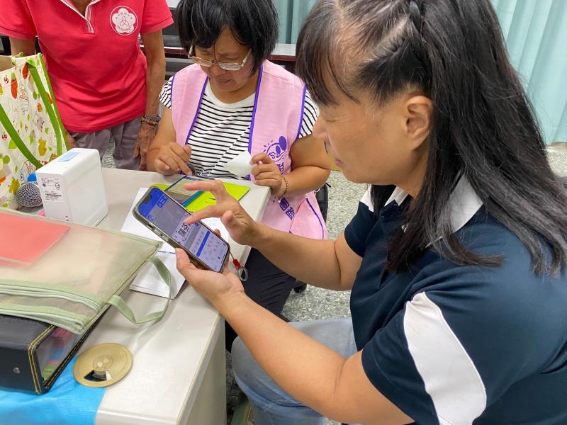 特別感謝里長,號招志工們來上課,里長也開心的跟著講師學習做出屬於自己的姓名貼,學員有些年紀較長,笑著說要把自己的成品帶回跟家人分享,也很期待二林DOC能夠常與貴社區合作開課。在
