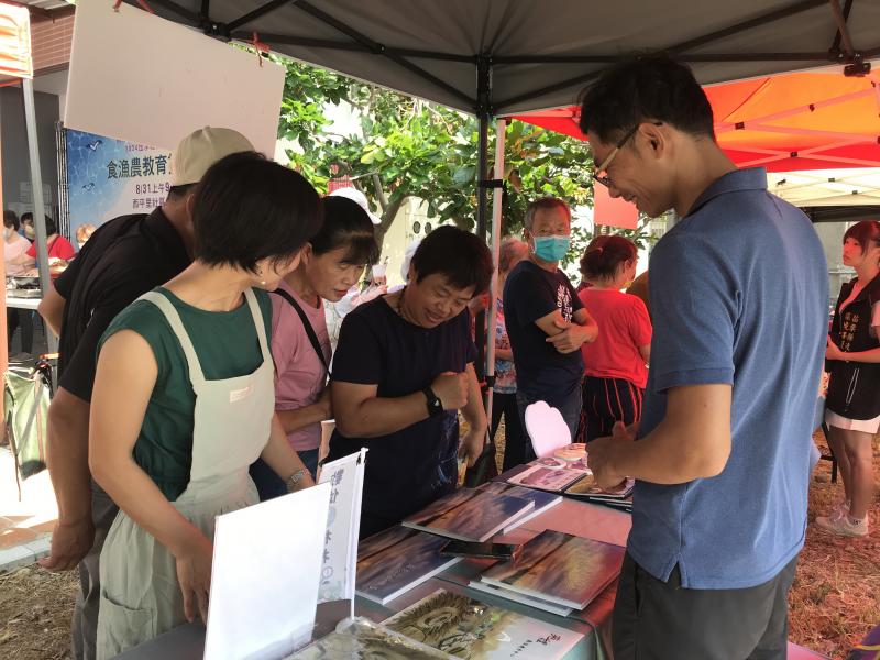 民眾玩實境遊戲解謎