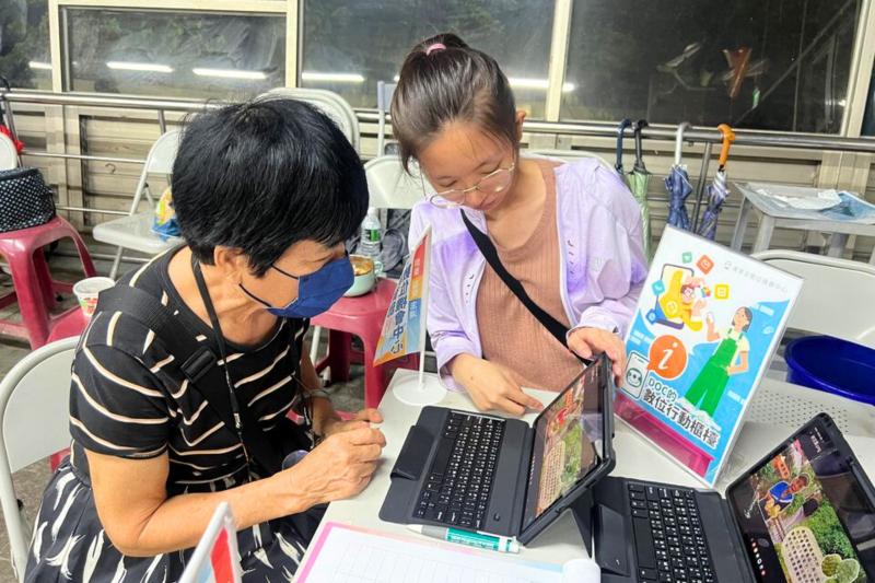 與民眾分享內埔數位機會中心協助水門關懷據點完成的社區故事電子書