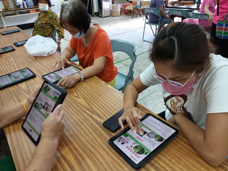 學員認真閱讀老師的越南料理電子書，製作料理時才能上手