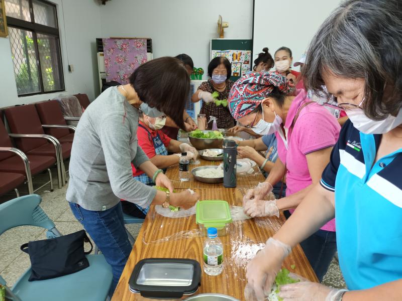 參加的人都心情亢奮做料理。
