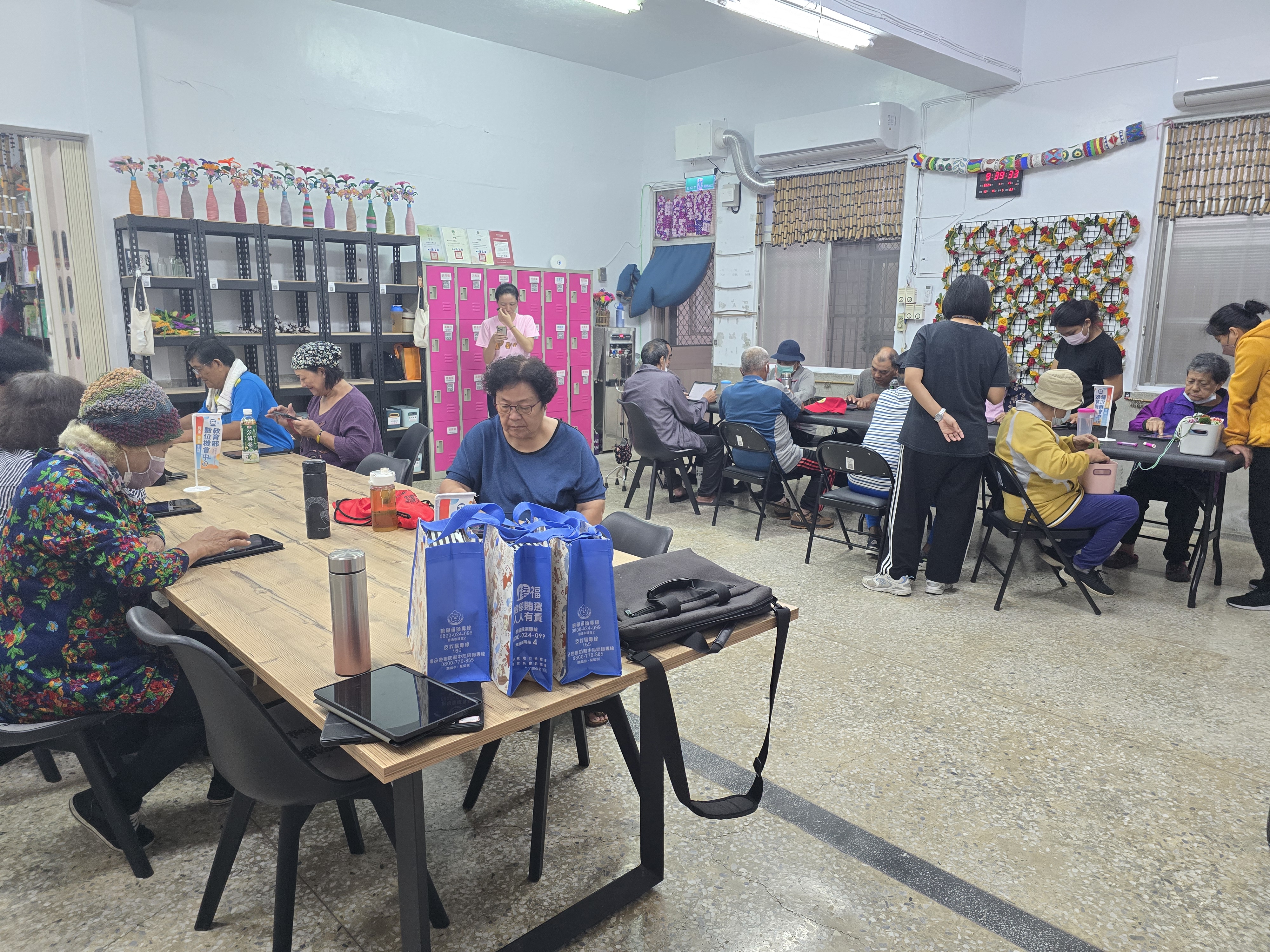 學員們觀賞我們的動畫楓港記憶首部曲與伯勞鳥奇遇記