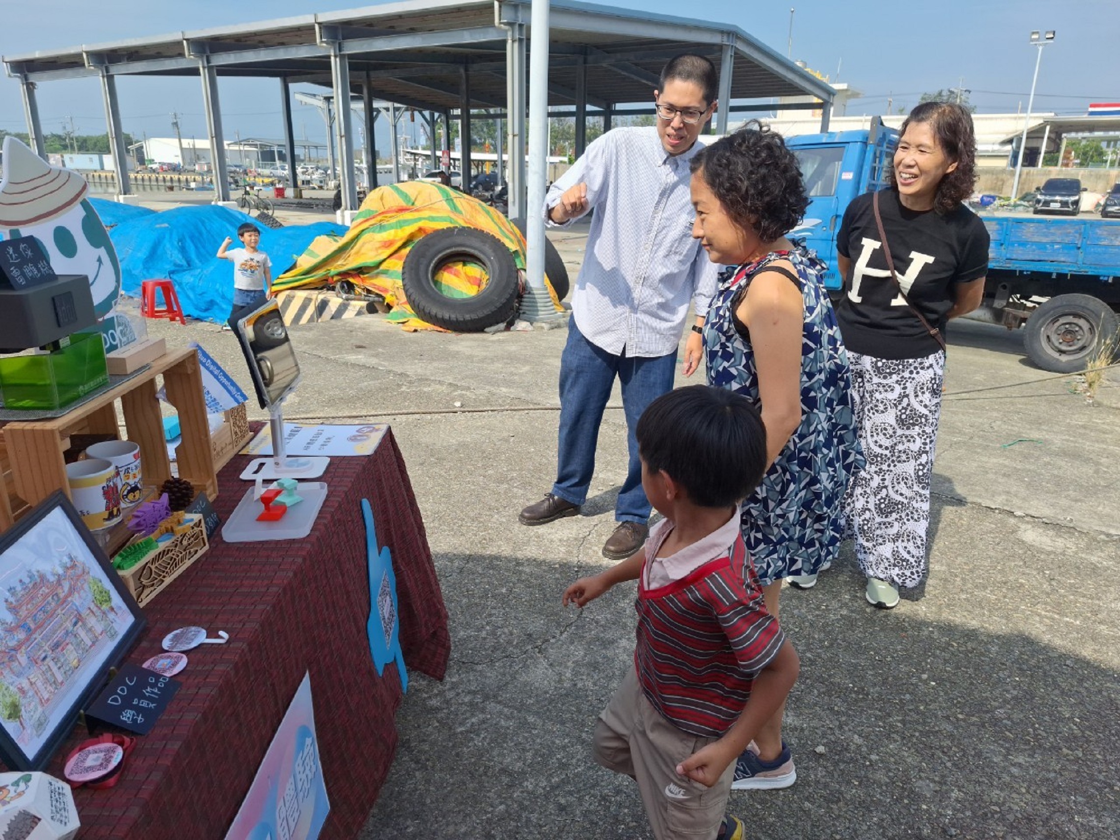 祖孫一同免費體驗數位AR保健區,歡樂有趣。
