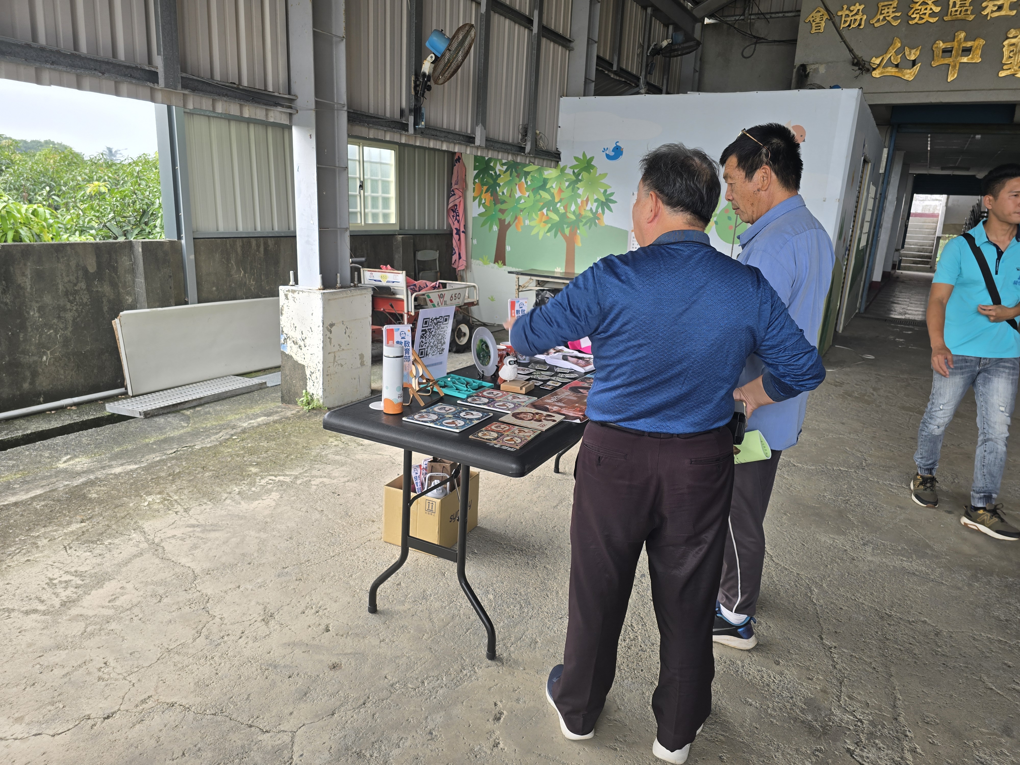 執行長跟其他社區的工作人員解釋我們如何應用我們的社區IP製作相關推廣產品