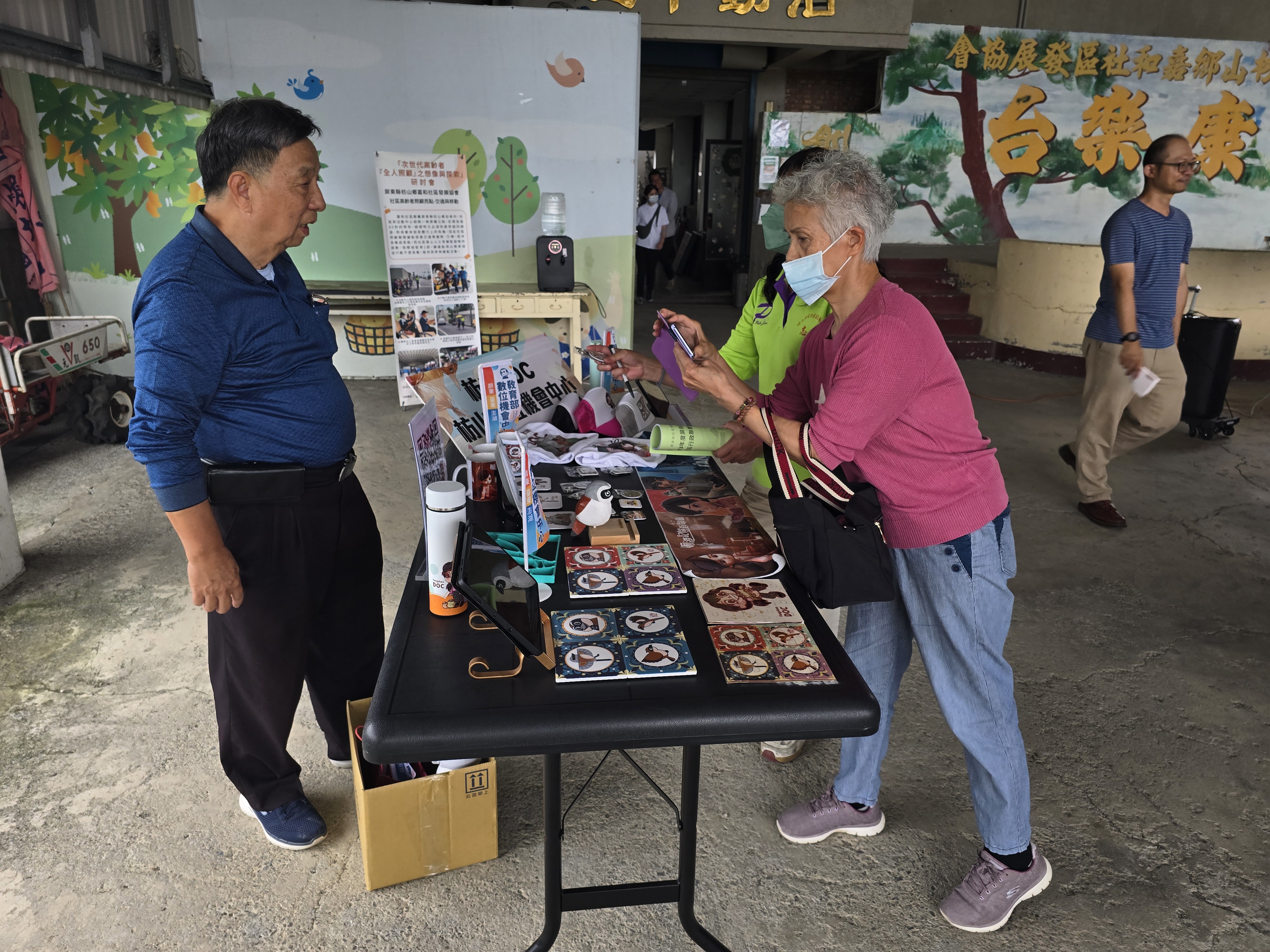 釋出相關上課資訊，其他社區的工作人員馬上就拿起手機掃描QR CODE報名