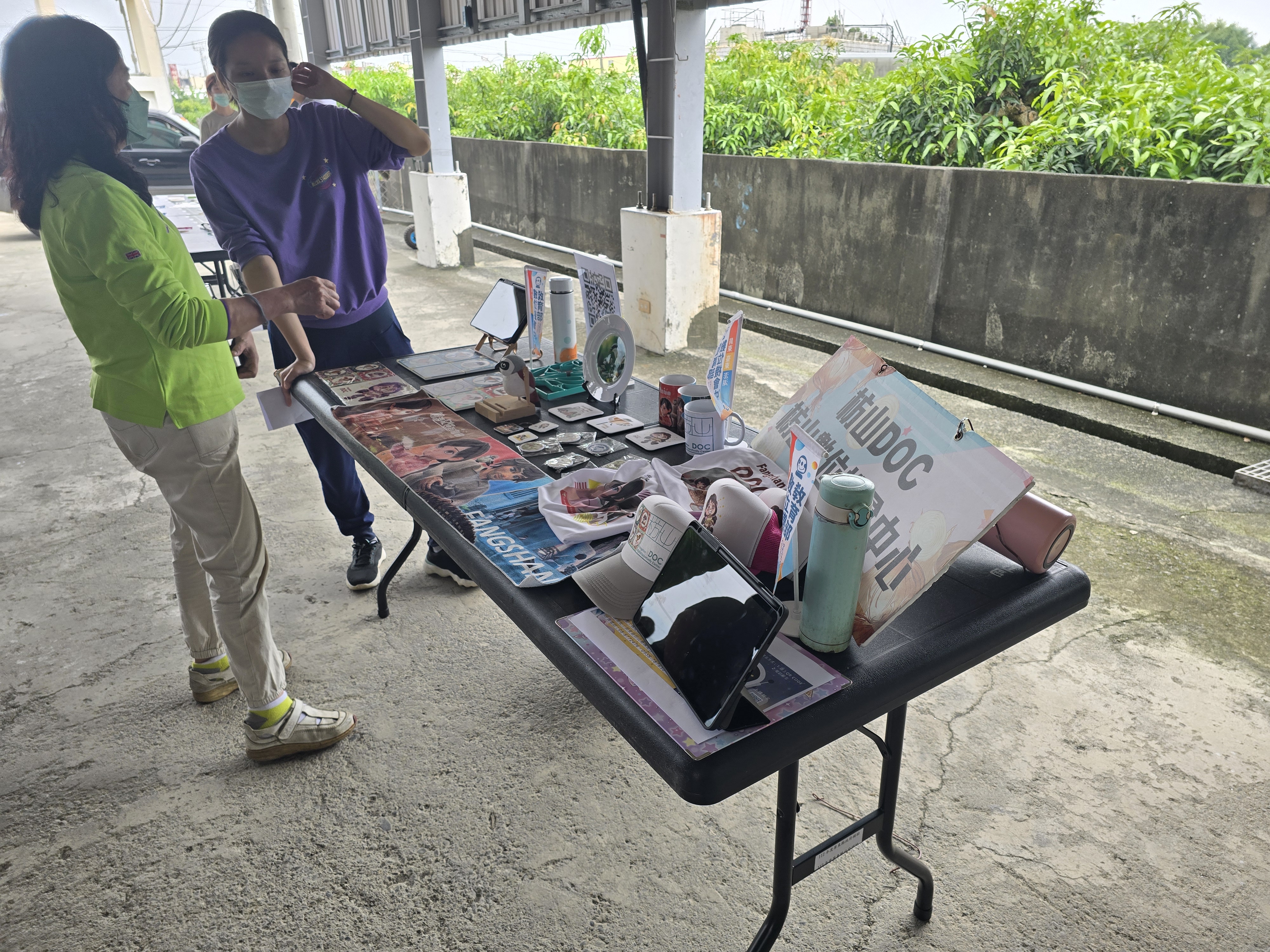 我們解釋關於楓港與伯勞鳥的故事，他們聽了都想要去把影片看完