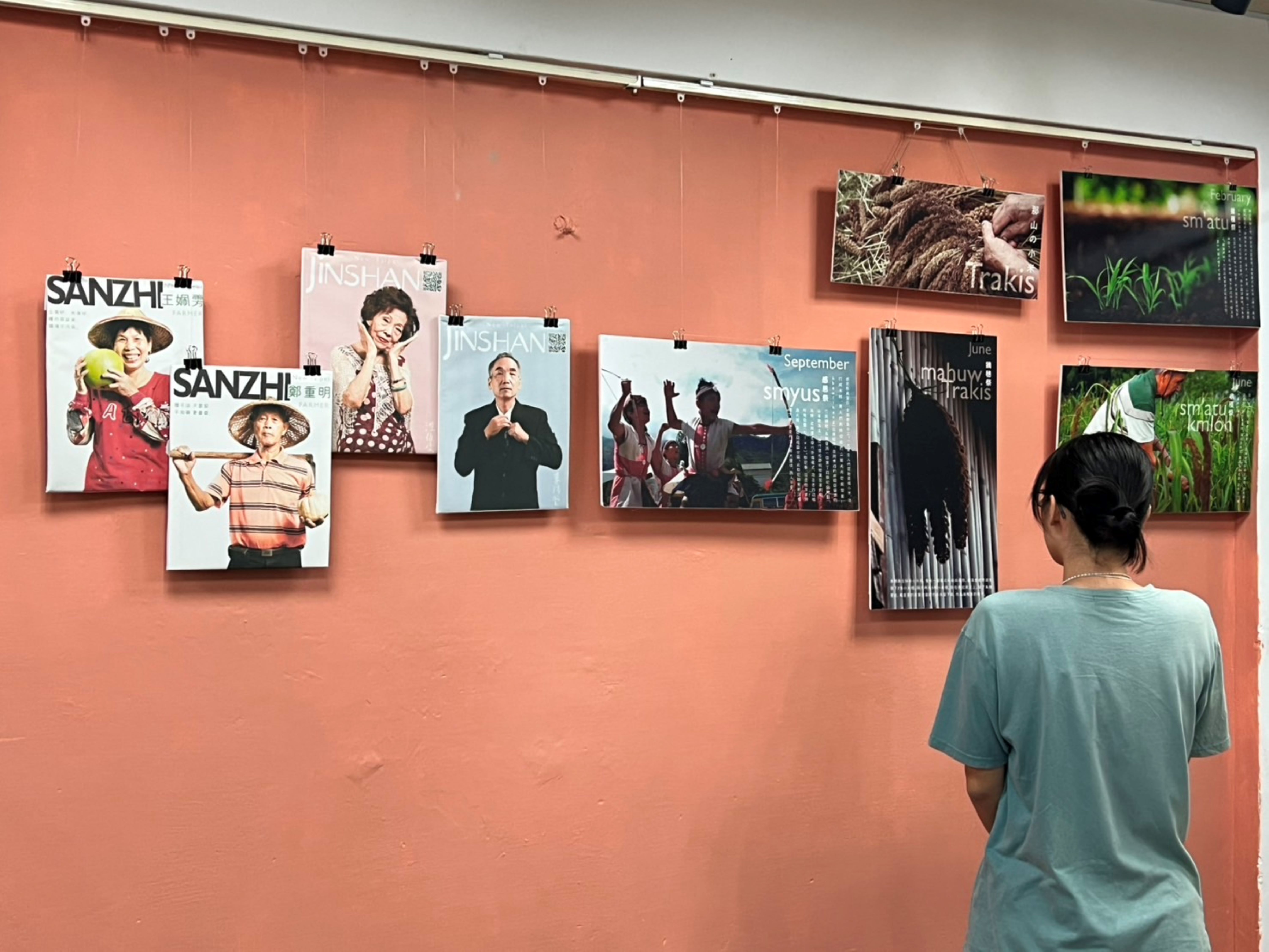 參訪者在展區前欣賞ＤＯＣ學員的作品。