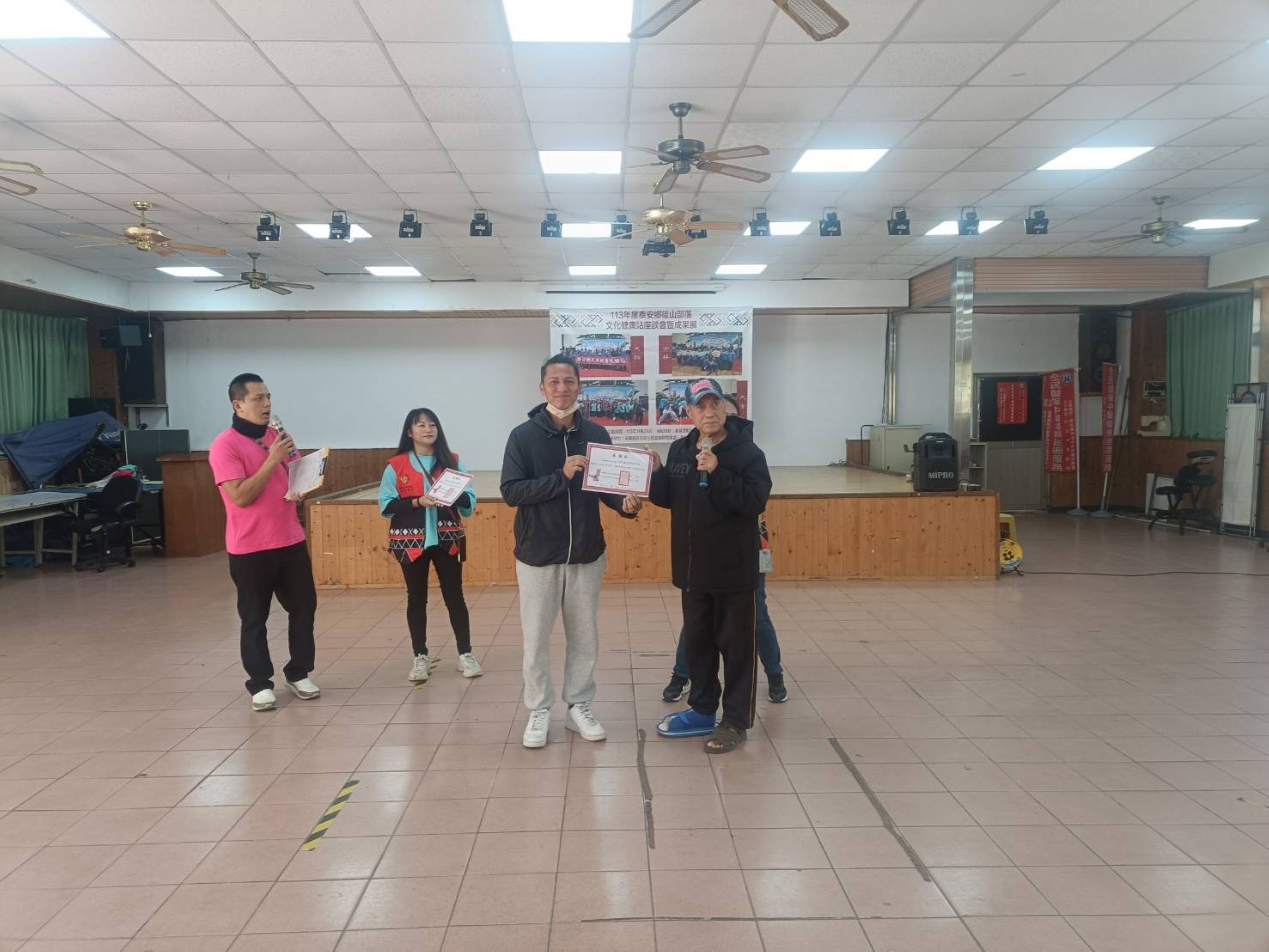 文健站頒發感謝狀給泰安DOC。這份感謝狀是對我們DOC推廣數位學習工作的認可與激勵.DOC要持續數位學習的推廣.