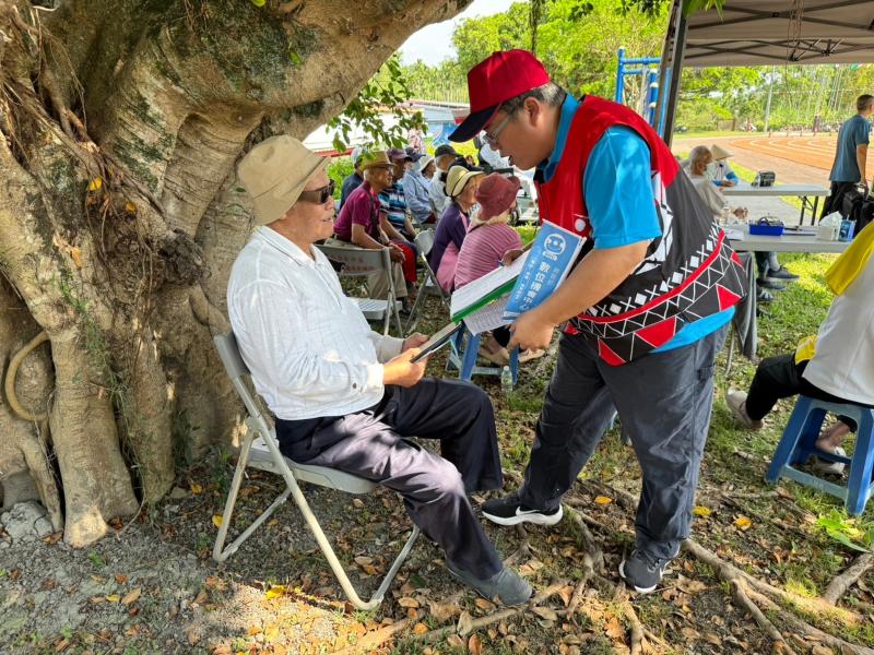 講師協助奢區居民操作平板體驗