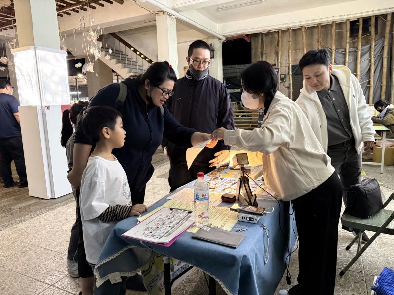 民眾對課程有興趣,輔導員對doc課程做說明