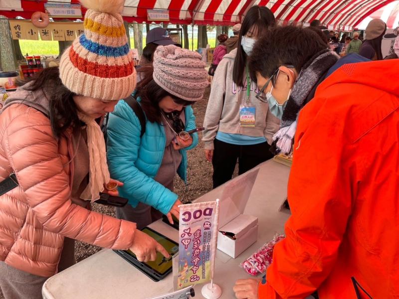 全家為了獲得精美小禮品,拼命地疊鬆餅,大家都樂在其中。輔導員仔細地為民眾講解玩法。