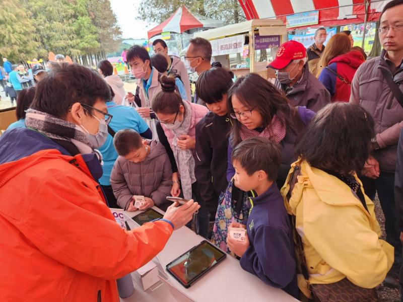 輔導員介紹六甲數位機會中心以及邀請民眾加入六甲DOC官方Line群組。