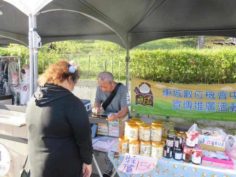 鄉親到攤位詢問產品及DOC分享成果