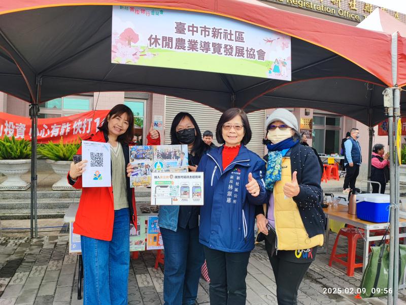 DOC攤位前與民眾合影