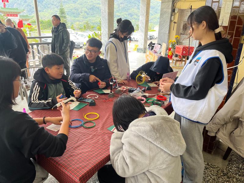 志工同學們親切地與新住民互動，姊妹們有說有笑，積極參與問答，現場氣氛熱絡又溫馨。