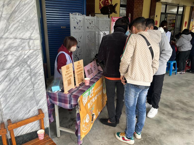 國姓DOC現場特別準備了一台雷雕機，吸引民眾熱情參與與踴躍詢問。大家在體驗過程中收穫滿滿，不僅學習了實用的數位知識，還度過了一段充實又愉快的時光.