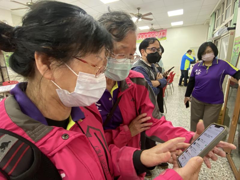 大林DOC於活動中也讓志工們體驗運動APP