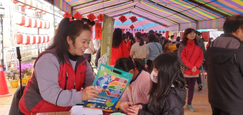 數位知識問答、平板操作挑戰等，吸引遊客參與並獲得小獎品。