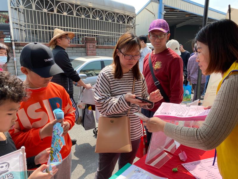 家長帶著孩子一起透過平板挑戰題目