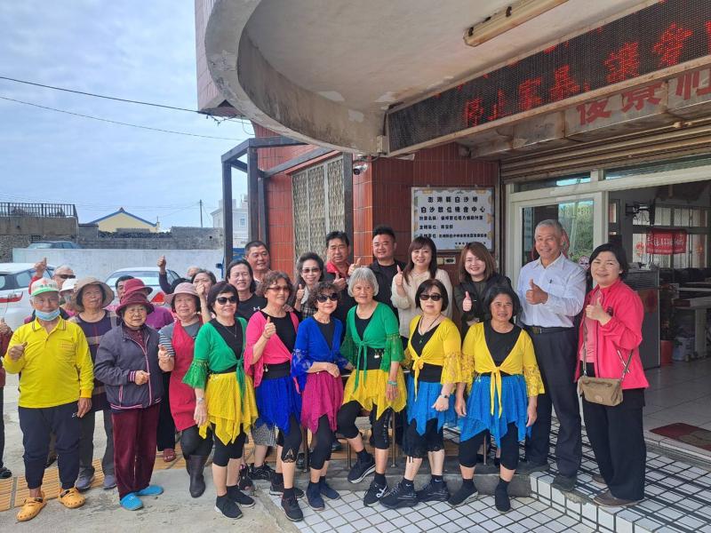 揭牌表演,長者活力滿滿,一同參與重要時刻