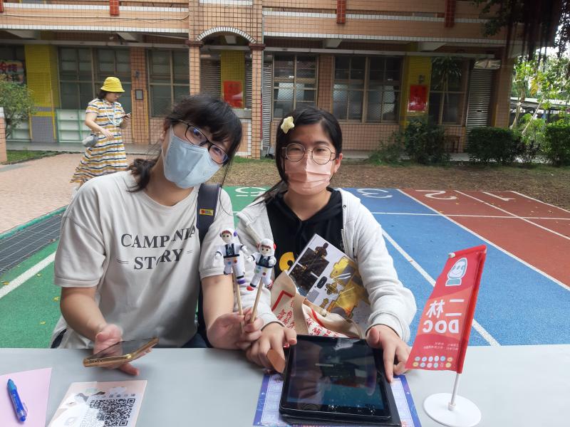 活動中有許多父母親陪同子女們參加闖關集點遊戲,二林DOC也邀請大人們於二林DOC粉絲團按[讚]，並告知可以於粉絲團看到最新消息,包括最新開課報名訊息，並推廣行動諮詢及{學習中心}免費線上學習，不受時間、地點限制,可以隨時隨地觀看影片，受到許