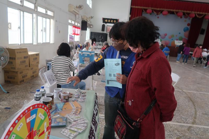 向民眾介紹學員上完課程的作品