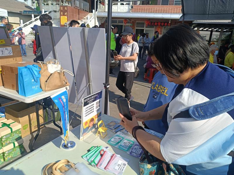 後壁數位機會中心於現場擺擺，推廣後壁數位機會中心的數位課程和提供民眾數位行動諮詢。