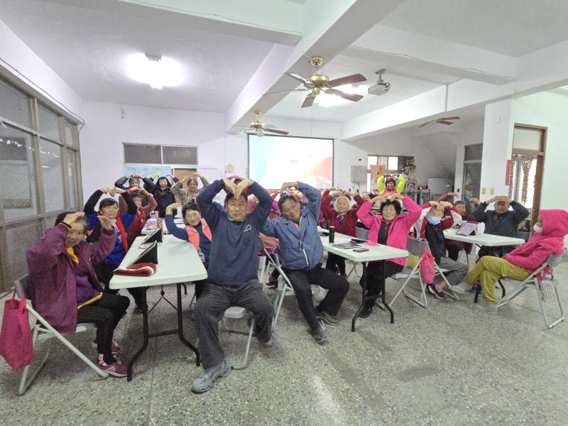 老師與參與活動的學員合影。