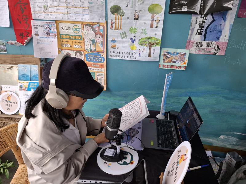 有備而來,民眾帶著自己最愛的一首詩,用真摯的情感讀詩