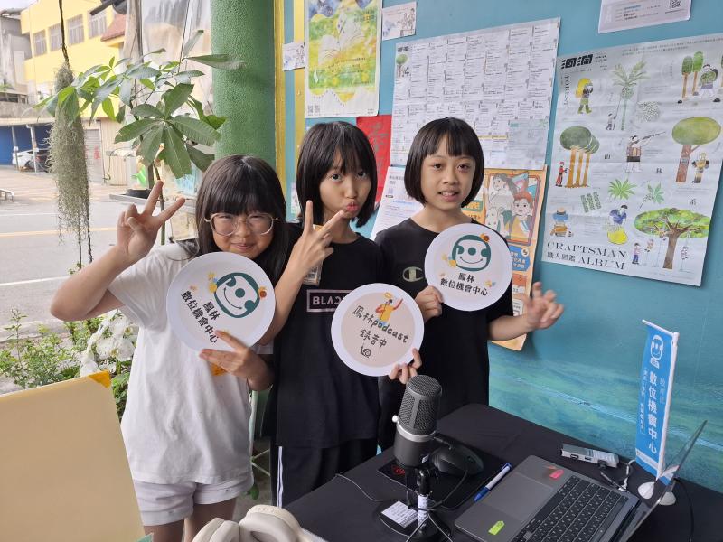 鳳林在地的學生體驗podcast錄音設備唱歌,並於體驗結束後開心合影