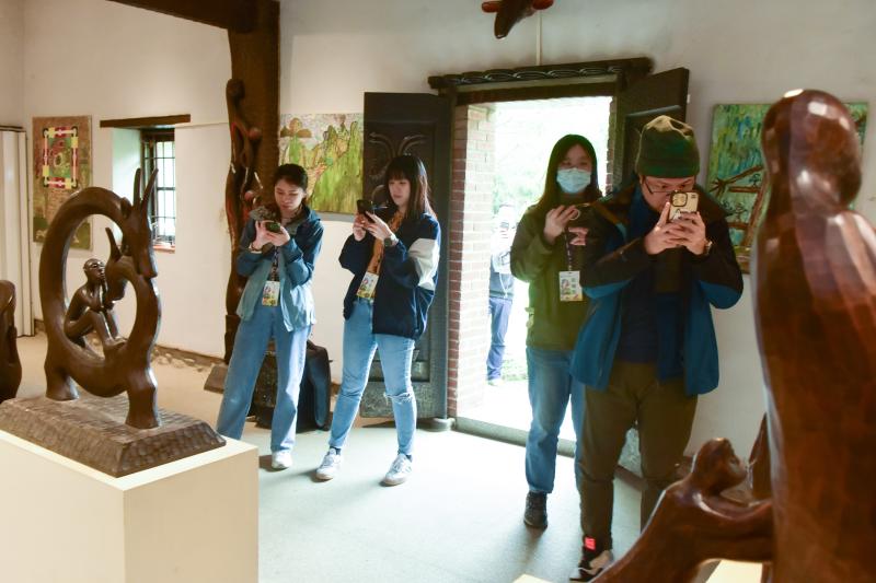 解謎遊戲過程大家都很專注解開謎底