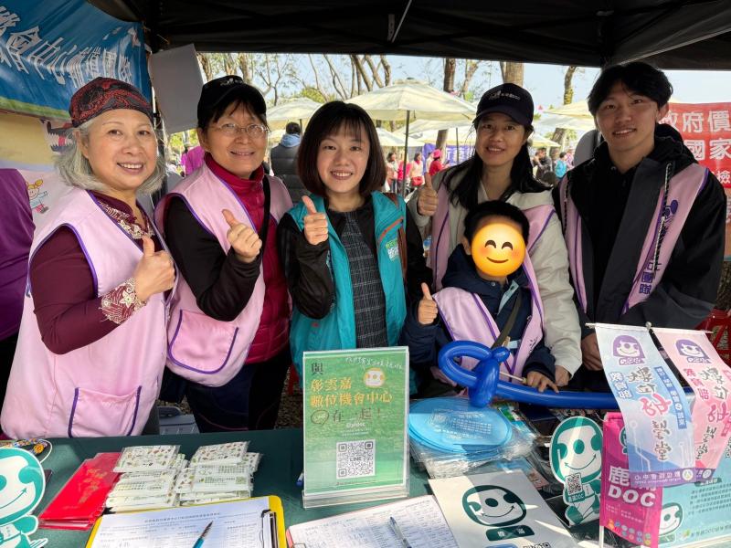 這次婦女節活動,不僅讓參與者在節慶中體驗到學習的樂趣,更展現了數位機會中心「走出去、動起來」的行動力